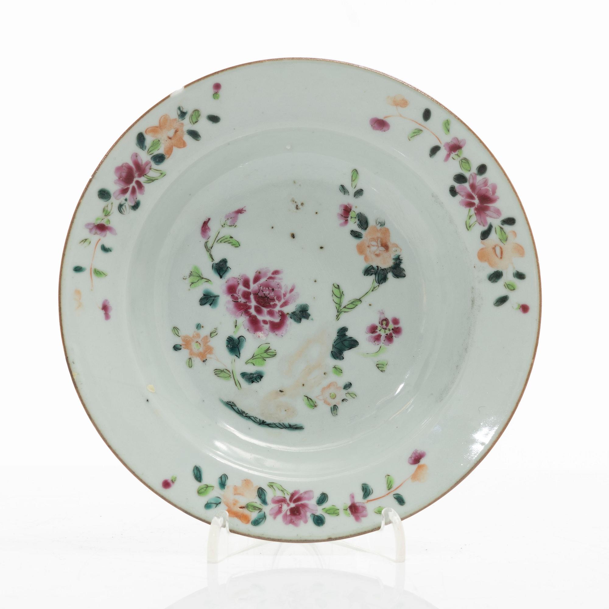 Bålskål, spilkum och bärtallrikar, ett par, porslin. Kina, Qingdynastin, 1700-tal.