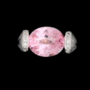 RING, 18k vitguld med rosa oval fasettslipad trol topas samt små briljantslipade diamanter. Tot vikt 5,2g.