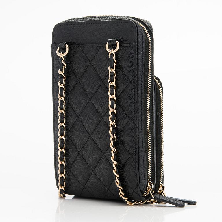 Chanel, "O-porte tel a chaine" väska, 2020.