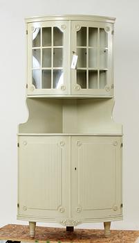 HÖRNVITRINSKÅP, gustaviansk stil, 1900-tal.