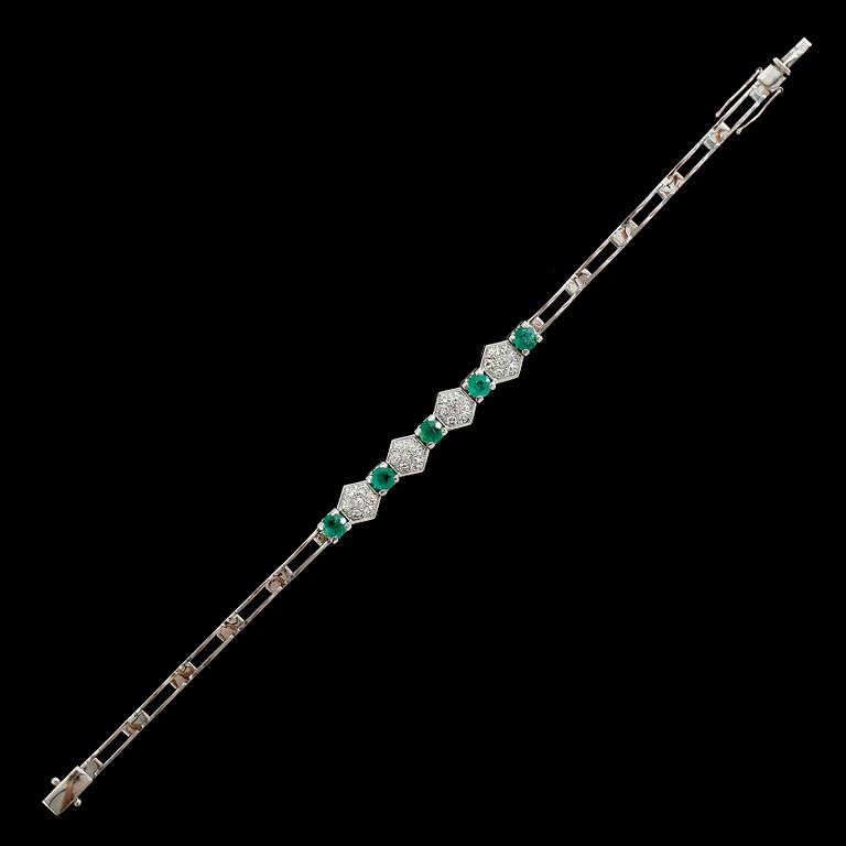 ARMBAND, 18K vitguld, med åttkantslipade diamanter tot ca 0.75 ct samt smaragder. Vikt ca 17 g.