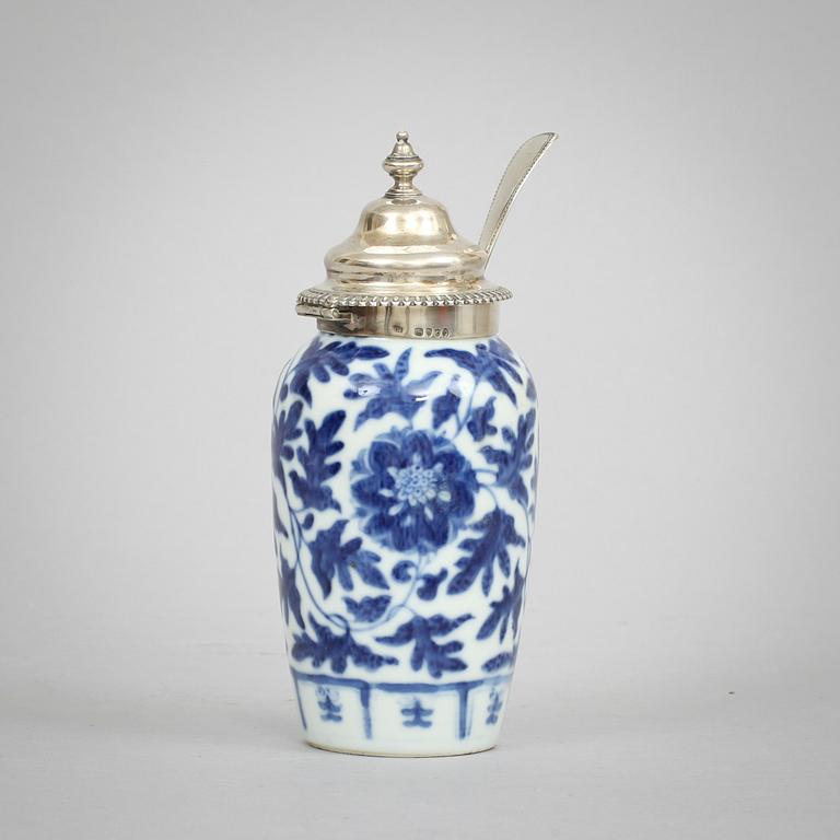 SENAPSBURK med SKED, porslin och silver, Kina/England 1900-tal.