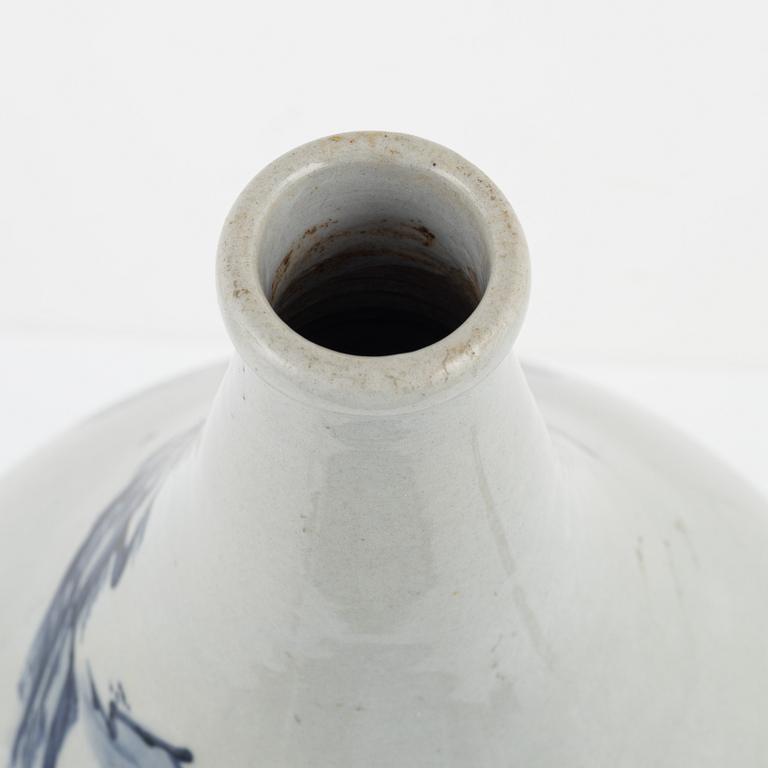 A porcelain vase, Japan, 18th century.