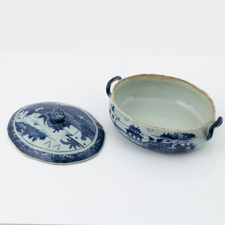 Terrin med lock, kompaniporslin, Kina, Qingdynastin, Qianlong (1736-1795).
