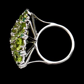 COCKTAILRING, 925 sterlingsilver, gröna peridoter.