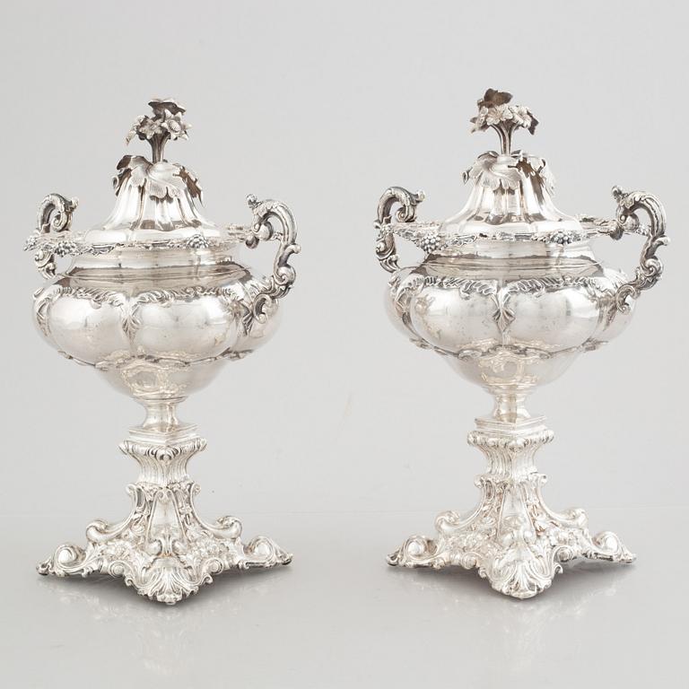 Petter Wigren, strösockerskålar med lock, ett par, silver, Malmö 1851.