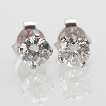 ÖRHÄNGEN, ett par, 18 k vitguld med briljantslipade diamanter, totalt ca 0,90 ct. Vikt ca 1,5 g.