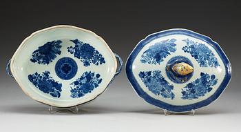 A blue and white "Fitz Hugh" tureen with cover. Qing dynasty, Jiaqing (1796-1820).
