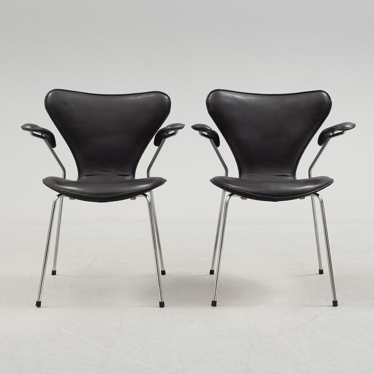 ARNE JACOBSEN, a pair of leather upholstered armchairs by Fritz Hansen, Danmark.