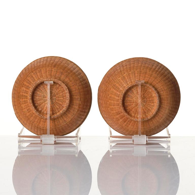 Skålar, 11 stycken porslin och korgflätning, omkring 1900.