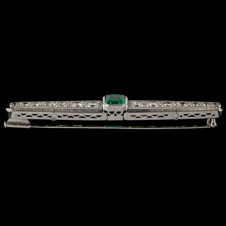 An emerald and brilliant cut diamond brooch, tot. app. 1.30 cts.