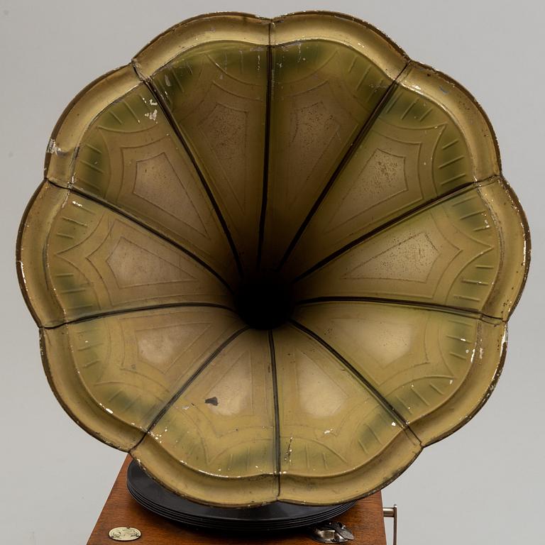 A circa 1900 grammophone.