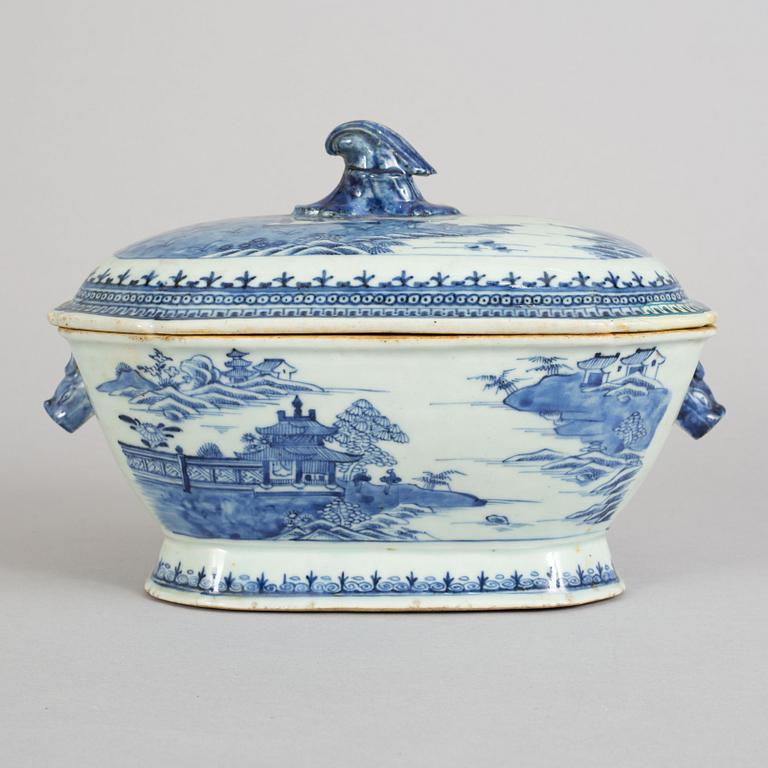 Terrin med lock, kompaniporslin. Qingdynastin, Qianlong (1736-95).