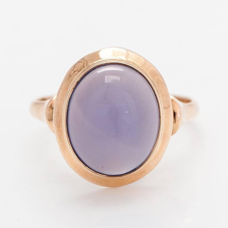 A 14K gold ring with a chalcedony. Korutuote, Helsinki 1957.