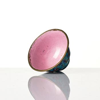 Bägare samt kopp med fat, emalj på koppar. Qingdynastin, 1700/1800-tal.