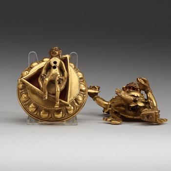 DAKINI Sinihavaktra, förylld och bemålad brons. Sinotibetansk, Qing dynastin, 1800-tal eller äldre.