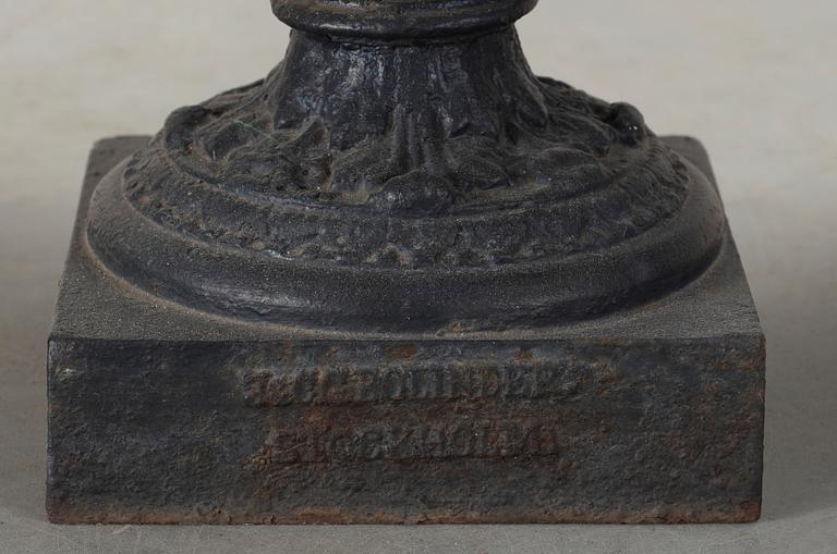 TRÄDGÅRDSURNOR, 3 st, gjutjärn, J&C G Bolinder Stockholm, omkring 1900.