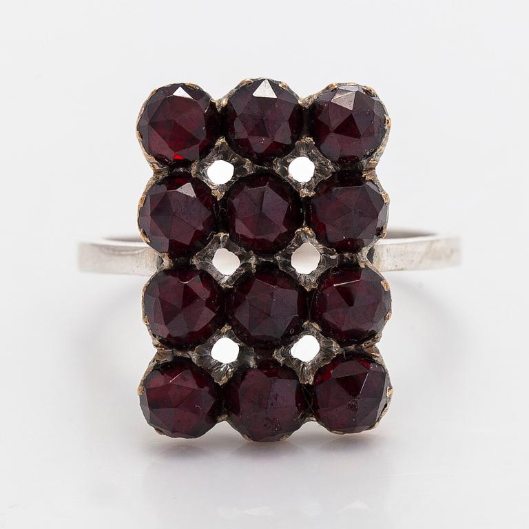 Rintaneula ja sormus, granaatteja, valkometallia.