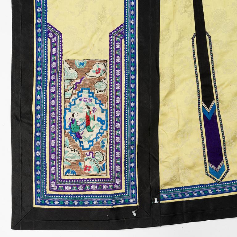 A yellow silk skirt 'Qun', Qing dynasty, 19th century.