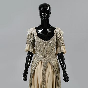 KOSTYM, 1900-talets första hälft.
