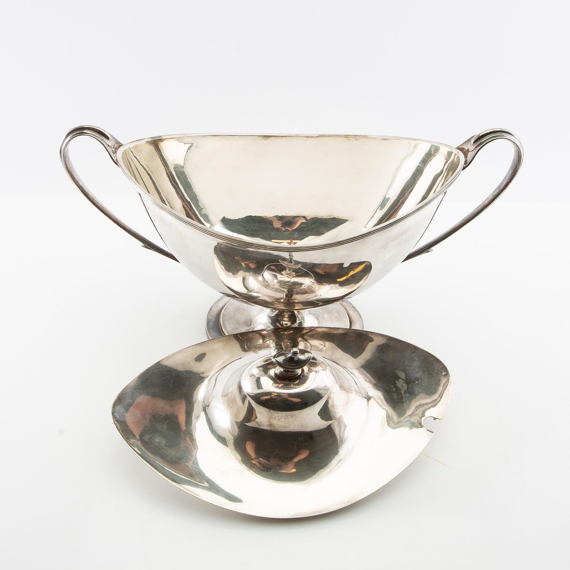 Tureen with lid, first half of the 20th century, silver plate.