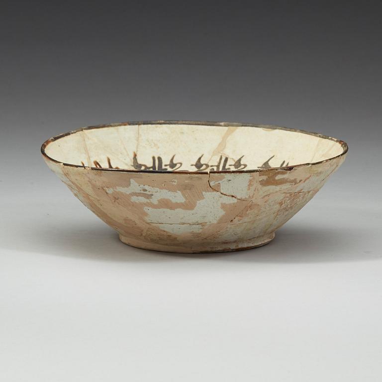 SKÅL. Lergods. Nishapur, Iran 800-900-tal. Diameter 25,5 cm.