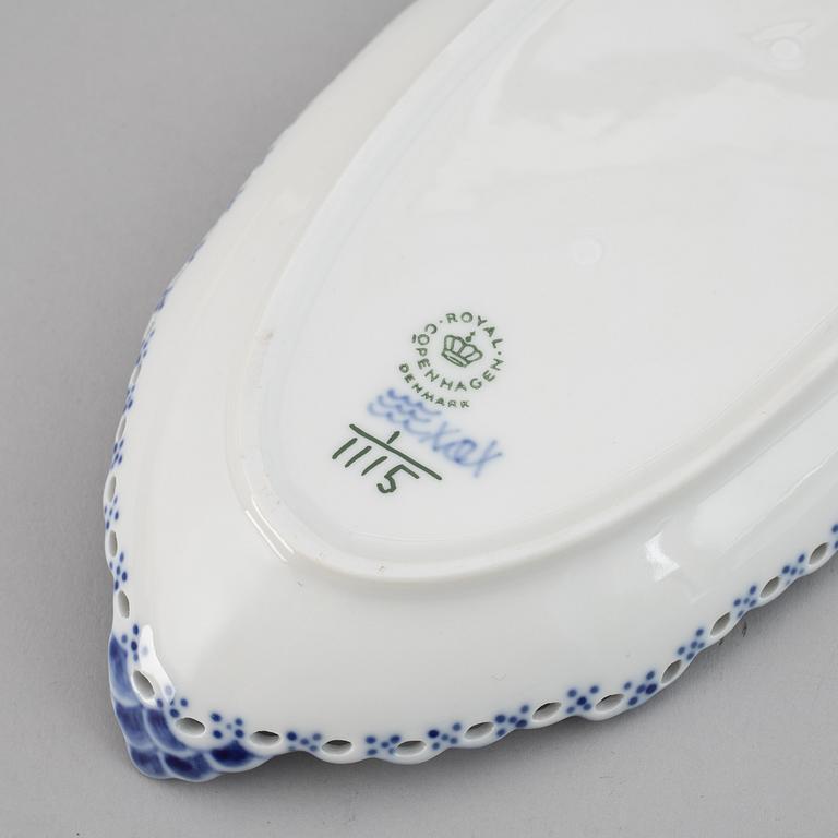 Royal Copenhagen, a porcelaine service, 'Musselmalet', Denmark. (63 pc).