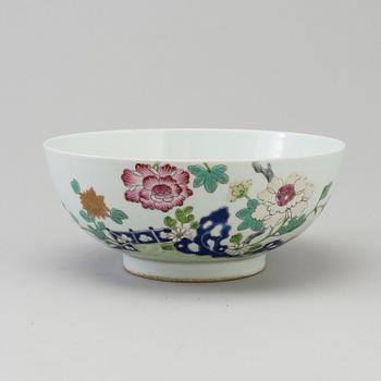 A famille rose export porcelain bowl, late 19th/early 20th century.