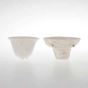 VINOFFERBÄGARE, 2 st, blanc de chine, Qingdynastin (1664-1912).