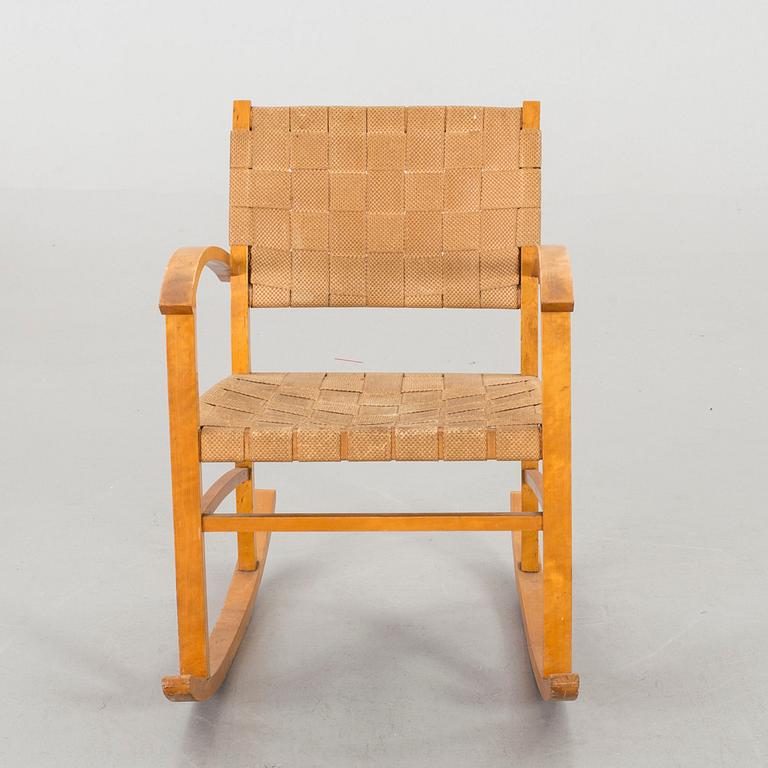 A 1930-40'S ROCKING CHAIR.