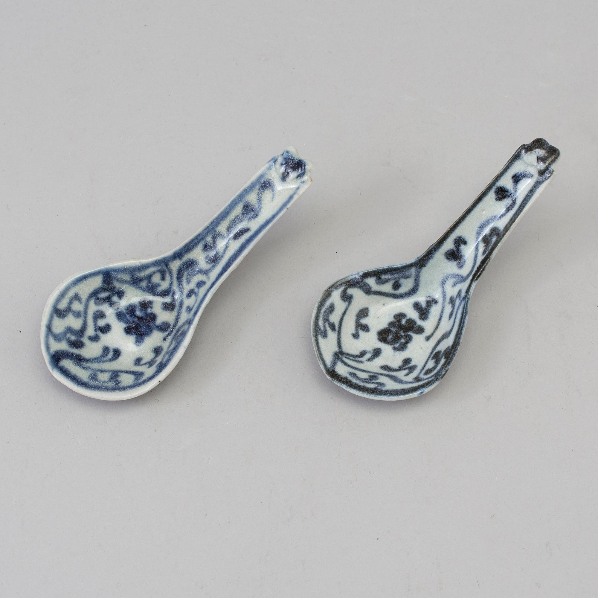 A pair of blue an white spoons, 'Desaru', 1835-50.