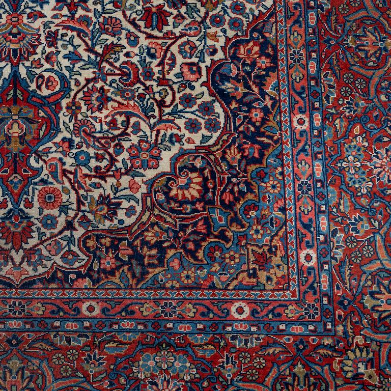 A CARPET, semi-antique Kashan, possibly Dabir, ca 201 x 135,5 cm.