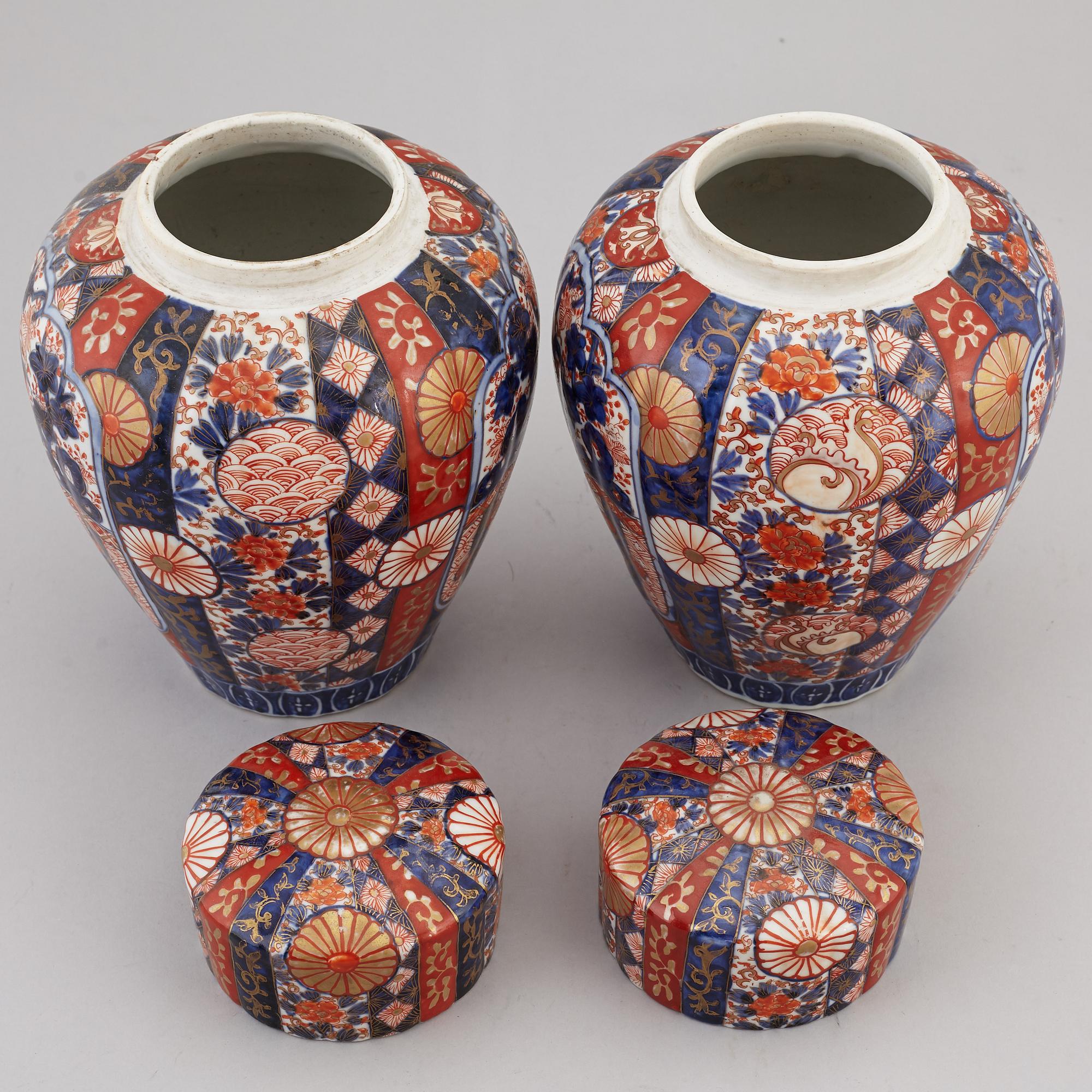 URNOR med LOCK, ett par, porslin. Japan, Meiji (1868-1912).