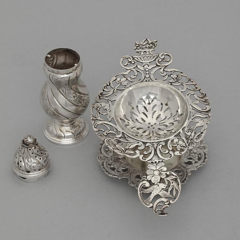 TESIL i ställ och SALTSTRÖARE, silver, importstämplar, 1900-talets mitt.