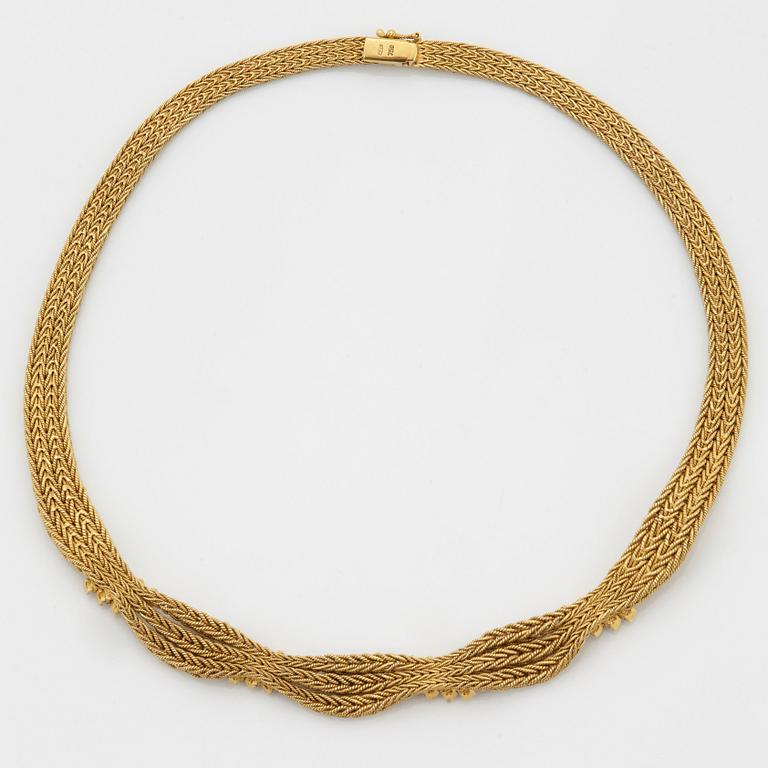 Collier 18K guld med åttkantslipade diamanter samt safirer.