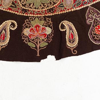 Antikt Rascht Broderi. Persien (Iran). Diameter 119 cm.