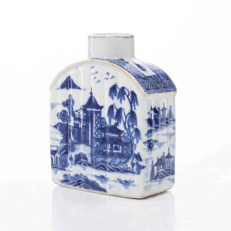 A blue and white tea caddy, Qing dynasty, Qianlong (1736-95).