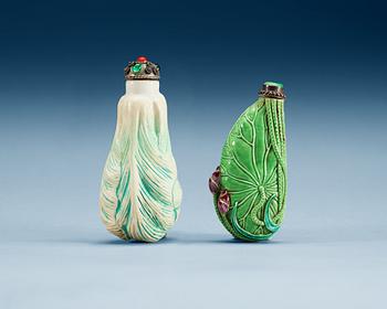 1386. Two porcelain snuff bottles, Qing dynasty.
