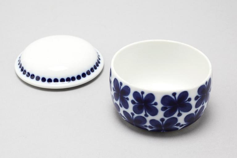 44 pieces of porcelain tableware by Marianne Westman, model "Mon Ami", for Rörstrand, 20th century.