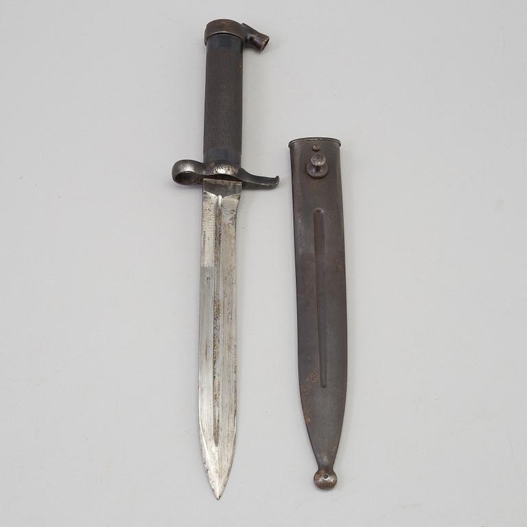 A 20TH CENTURY SWEDISH BAYONET.