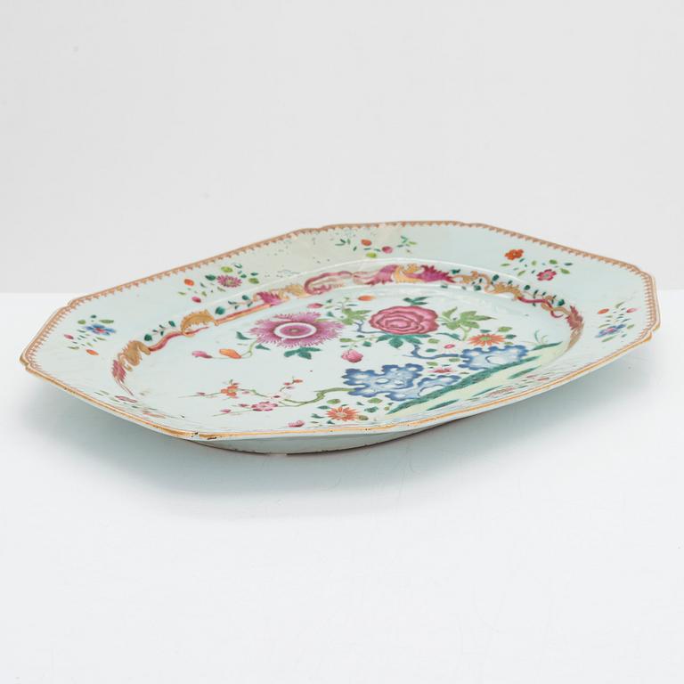 A famille rose decorated porcelain serving dish, Qing dynasty, Qianlong (1736-1795), and a  Kangxi porcelain vase.