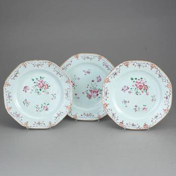 TALLRIKAR, 3 st, porslin, Kina, Qingdynastin, 1700-tal.