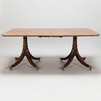 Matbord och 8 stolar, mahogny, tageltyg, England, 1900-talets första hälft.