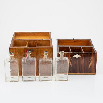 Schatull, två stycken, varav en med fyra flaskor, 1900-tal.