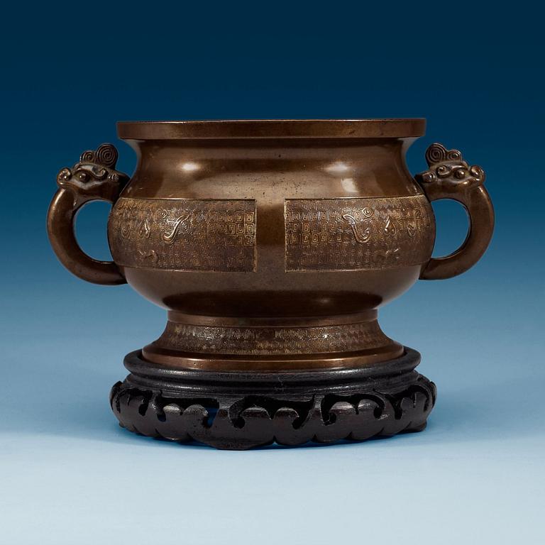 A bronze censer, Qing dynasty.