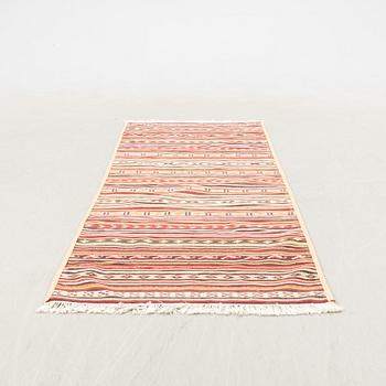 A Kilim runner carpet, ca. 304 x 99 cm.