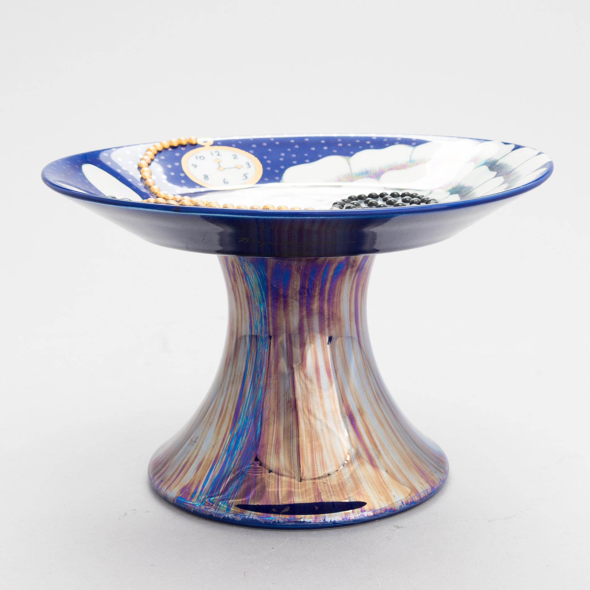 Birger Kaipiainen, A footed ceramic plate. Signed Birger Kaipiainen, Arabia Finland.