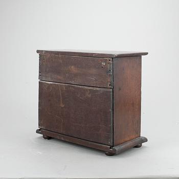 VÄGGSKÅP, omkring 1900.