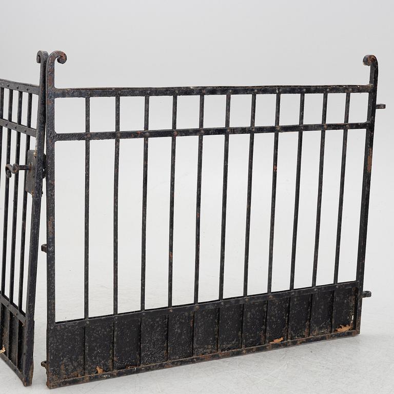 Grindar, ett par, 1900-talets första hälft.