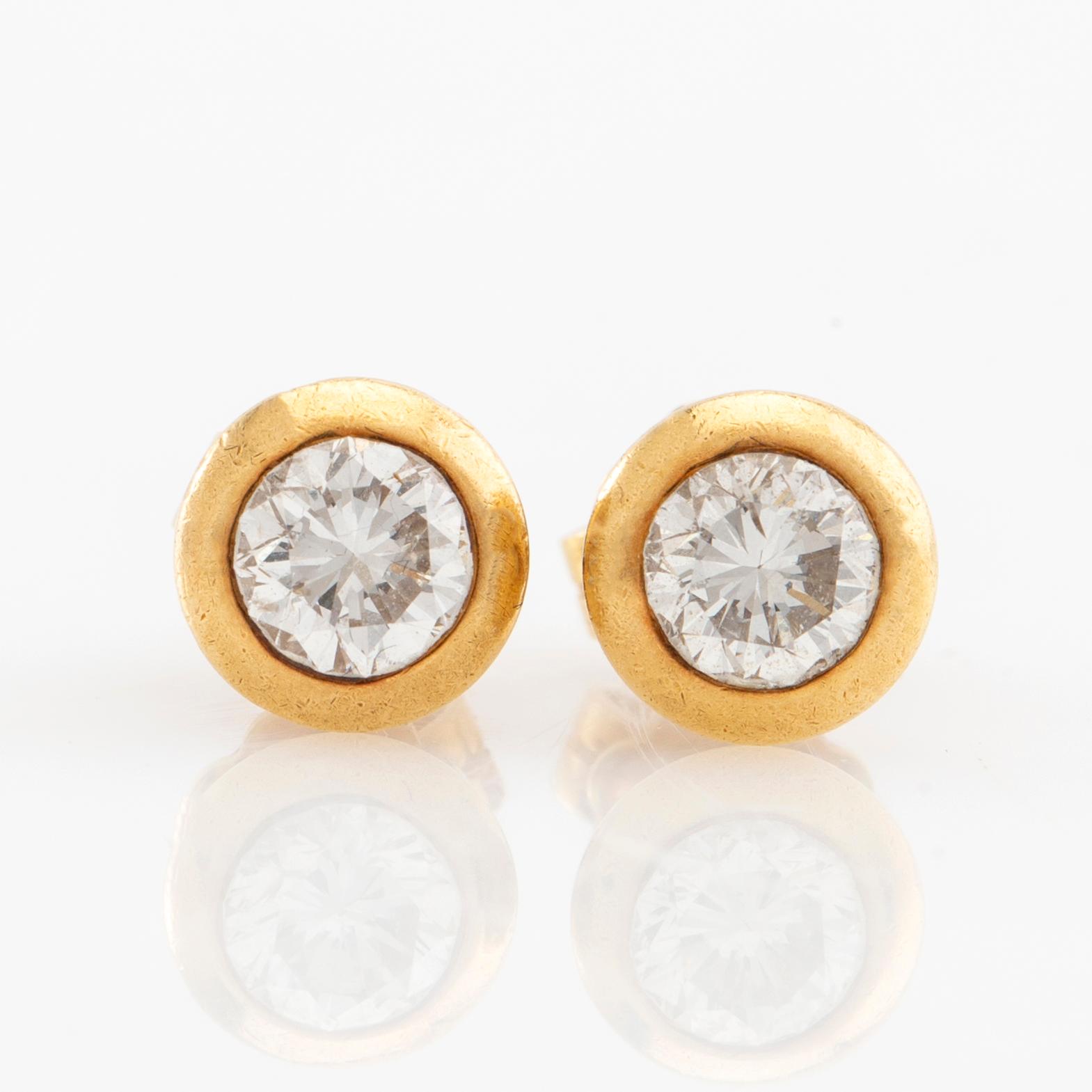 Örhängen ett par 18K guld med runda briljantslipade diamanter.